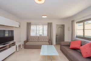 3BR Valley Dreamhouse -Solarium Terrace AirCon & Pool