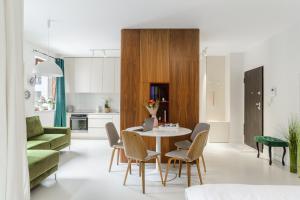 Lumina I Deluxe 2-room Apartment with Balcony I Parking