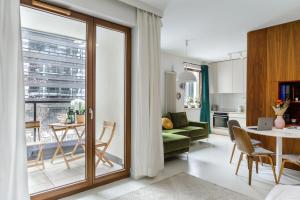 Lumina I Deluxe 2-room Apartment with Balcony I Parking