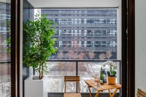 Lumina I Deluxe 2-room Apartment with Balcony I Parking