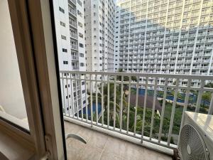 Shore Residences Banana Room with 2 Beds Good for 4 Guests Pool View Room 622 by Prime Stay