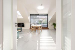 Large Apartment in a Quiet Area with Terrace & Free Garage