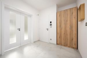 Large Apartment in a Quiet Area with Terrace & Free Garage