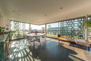 Luxury Penthouse with Roof Garden, Hot Tub, Sauna & Cold Plunge