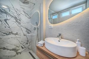 Mićos Beach Studio with Pool