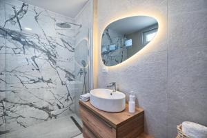 Mićos Beach Studio with Pool