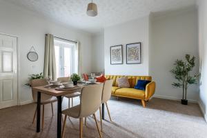 2 Bed Home Near Darlington Centre small Driveway