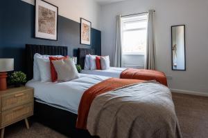 2 Bed Home Near Darlington Centre small Driveway