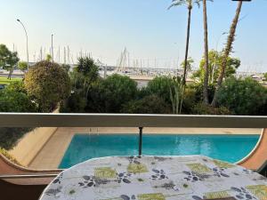 Appartement en Bord de mer avec piscine