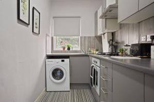 8 Ball Apartment - Spacious 2 Bed Space, Snug Lounge & Games Room w 7ft Pool Table - By StayHostSave