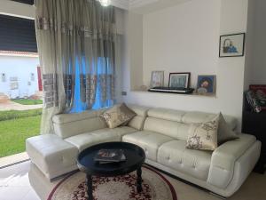 Maison ensoleillée à Skhirat, Piscine & Parking