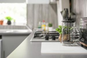 8 Ball Apartment - Spacious 2 Bed Space, Snug Lounge & Games Room w 7ft Pool Table - By StayHostSave