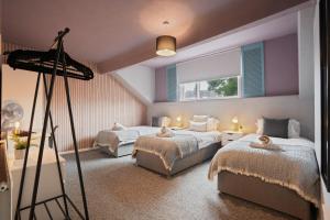 8 Ball Apartment - Spacious 2 Bed Space, Snug Lounge & Games Room w 7ft Pool Table - By StayHostSave