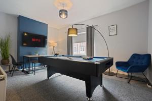 8 Ball Apartment - Spacious 2 Bed Space, Snug Lounge & Games Room w 7ft Pool Table - By StayHostSave