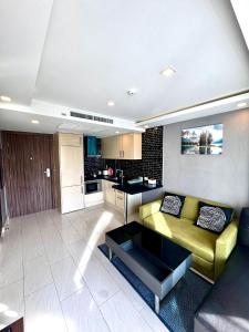 Grand Avenue Apartment