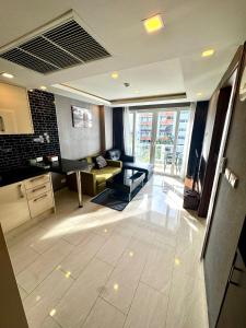 Grand Avenue Apartment