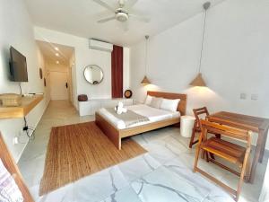 Beachside Studio with Pool, Steps to Playa Bonita