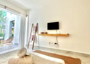 Beachside Studio with Pool, Steps to Playa Bonita