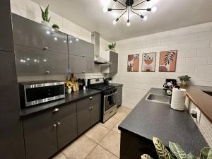 4 Min Walk to Beach and Restaurants