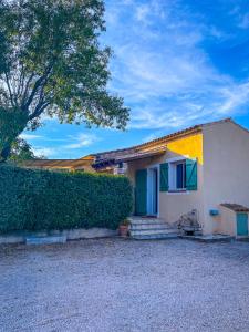 Petite maison indépendante au calme au cœur des oliviers