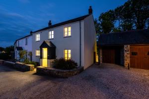 Tall Ships, 75m to harbour, secluded garden & parking for 3 cars