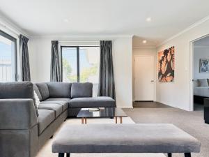 6 min to Airport Burnside Full house with big yard