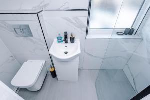 Two Bedroom Flat by Brookland Stays Serviced Accommodation Short Lets Birmingham with Free WiFi