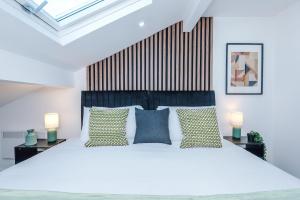 Two Bedroom Flat by Brookland Stays Serviced Accommodation Short Lets Birmingham with Free WiFi