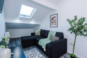 Two Bedroom Flat by Brookland Stays Serviced Accommodation Short Lets Birmingham with Free WiFi