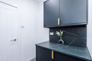 Two Bedroom Flat by Brookland Stays Serviced Accommodation Short Lets Birmingham with Free WiFi