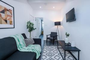 Two Bedroom Flat by Brookland Stays Serviced Accommodation Short Lets Birmingham with Free WiFi