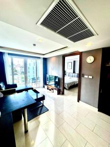 Grand Avenue Apartment