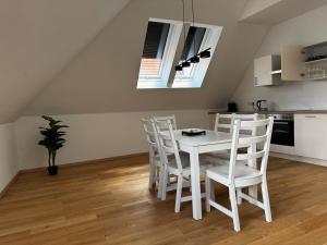 Stunning Central 4BR Penthouse - AC, Netflix & Stift View