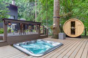 Garden Suite Two Bedroom with Hot Tub Sauna Outdoor kitchen and Game Room - Ubytování bez kategorie ve městě Everett