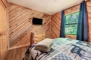 Couples Getaway Hot Tub & Mountain View