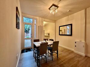 Perfect for Work Trips & Families, Spacious 2BR, WiFi, Free Parking, Sleeps 5