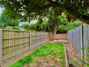 Perfect for Work Trips & Families, Spacious 2BR, WiFi, Free Parking, Sleeps 5