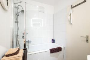 Robs Suite - Zentrale Design-Suite am Opernplatz, 2 Zimmer, 2 Bäder und Top-Ausstattung