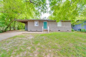 4 Mi to Dtwn: Dog-Friendly Fayetteville Home
