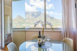 Table Mountain views Two Bed Apartment