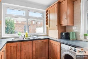 4-Bed House for Contractors, Business Staff, Groups, Families, WiFi, Parking, SmartTV, Sleeps 9, 4 Minutes From WarringtonTown