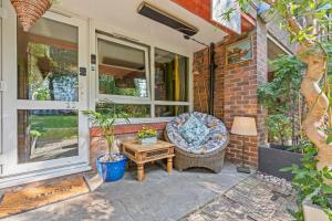 20 Percent Off!- Prime London Bridge Gem Stay near The Shard! w Parking & Netflix - Genius - Mobile Deals