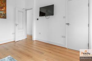 4-Bed House for Contractors, Business Staff, Groups, Families, WiFi, Parking, SmartTV, Sleeps 9, 4 Minutes From WarringtonTown