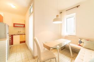 Cosy apartments in Bol centre with loggia&seaview