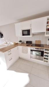 Les Soleillades - T2 cosy pour 4 pers - Piscine, parking privé, à 100m de la plage - LaConciergerieByNina