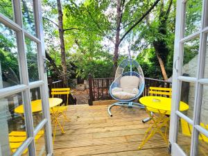 Lovely Ground Floor Home with High Ceiling and a Private Garden with Deck by Earls Court Station