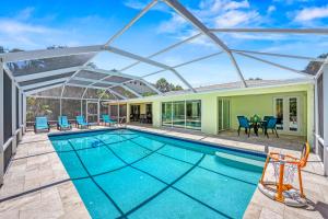 Palm Island Life - Heated Pool, Canal Front, Fire Pit, Walk to Siesta Beach