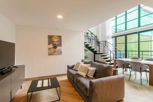 Casco Viejo 2BR Loft - Rooftop Pool Gym & Balcony