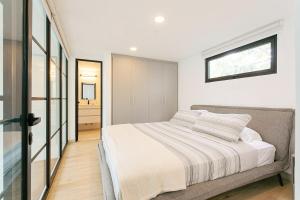 Casco Viejo 2BR Loft - Rooftop Pool Gym & Balcony