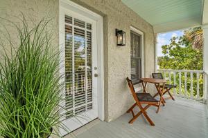 Casita Tropical l Walk to DT l Mins to Beach